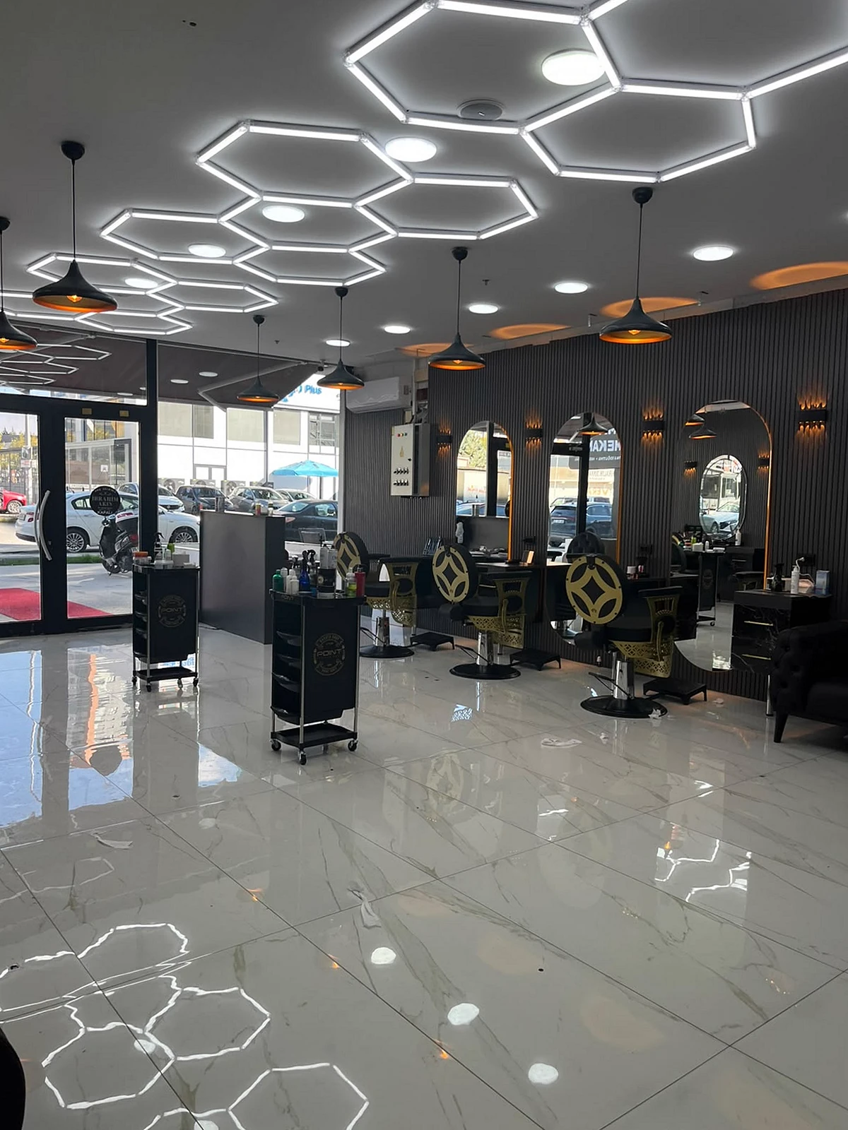 Salon girişi ve kemerli aynalar