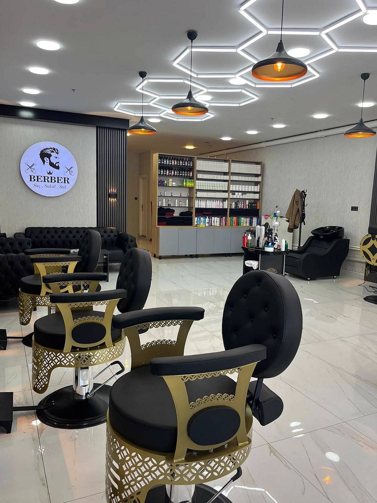 İbrahim Akın Barber Eryaman salonunda altın detaylı berber koltukları