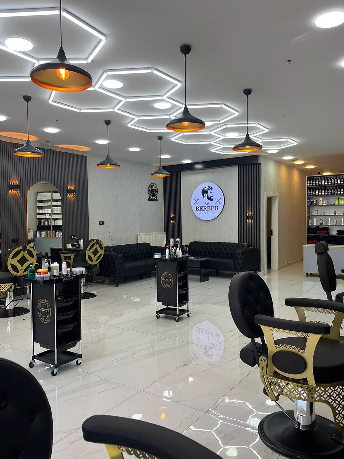 İbrahim Akın Barber Eryaman salonu, altıgen aydınlatma ve berber koltukları