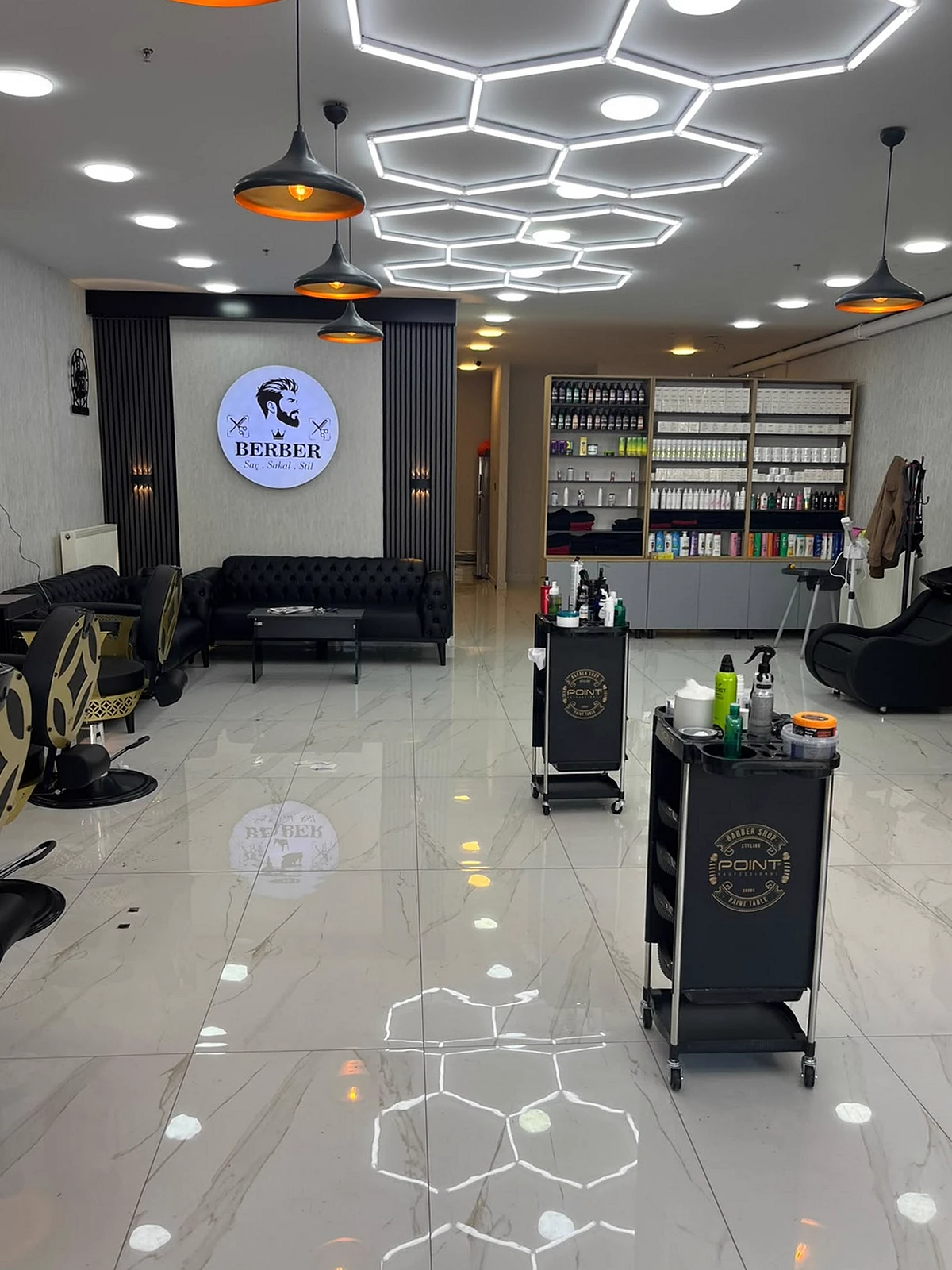 Salon içi, bakım istasyonları ve mermer zemin